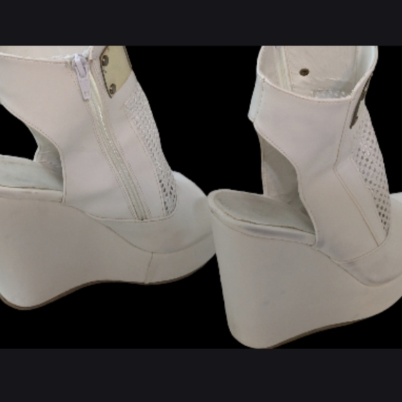 Tanja Club White Filet Peep Toe Wedge Platform Sandals Sz 7 ✨ Gold Embellished - Picture 8 of 16